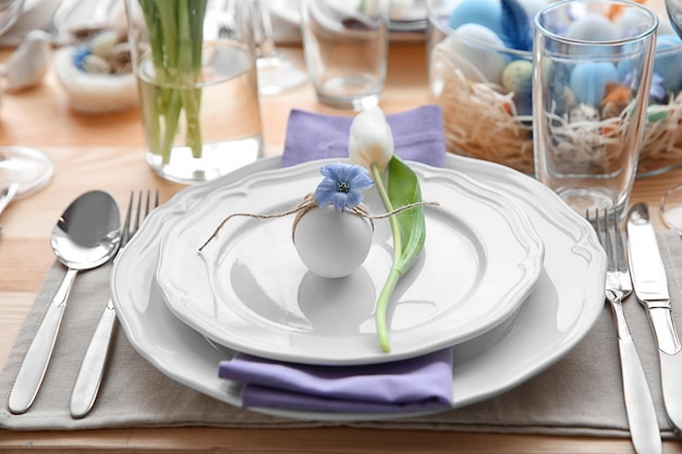 Pripravené tanieri na stôl